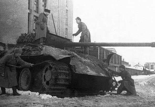 Последние контрудары Гитлера. Разгром Панцерваффе Последние контрудары Гитлера. Разгром Панцерваффе