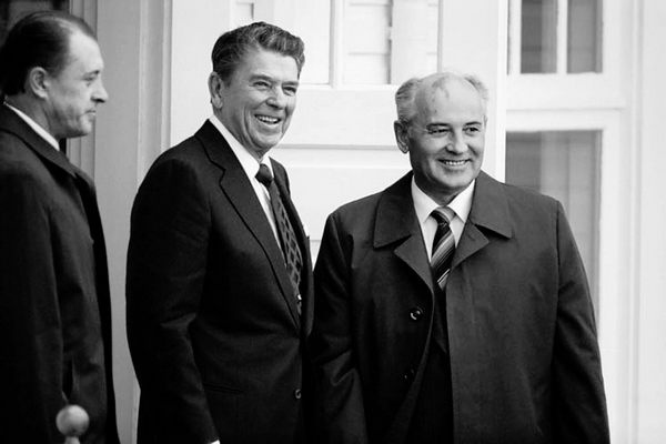 История России. От Горбачева до Путина и Медведева История России. От Горбачева до Путина и Медведева