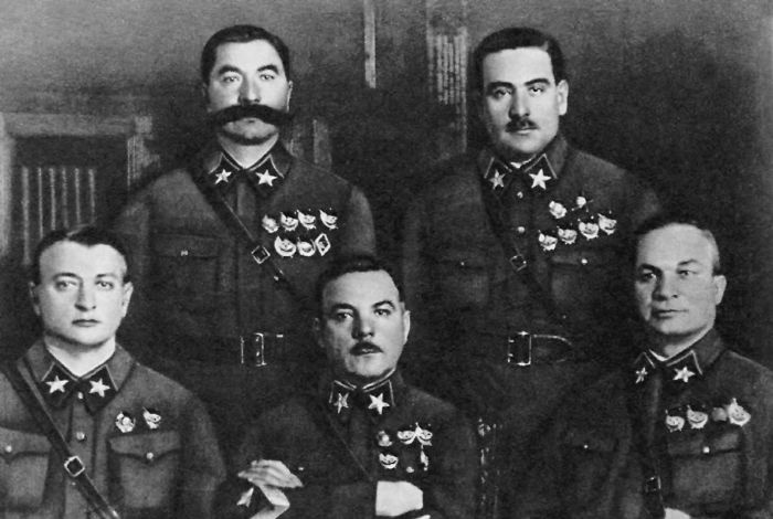 Три цвета знамени. Генералы и комиссары. 1914-1921 Три цвета знамени. Генералы и комиссары. 1914-1921
