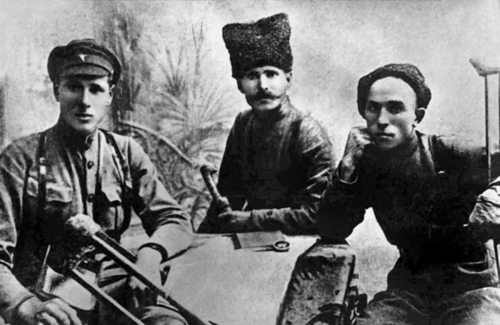 Три цвета знамени. Генералы и комиссары. 1914-1921 Три цвета знамени. Генералы и комиссары. 1914-1921
