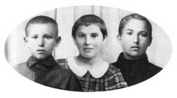 Три цвета знамени. Генералы и комиссары. 1914-1921 Три цвета знамени. Генералы и комиссары. 1914-1921