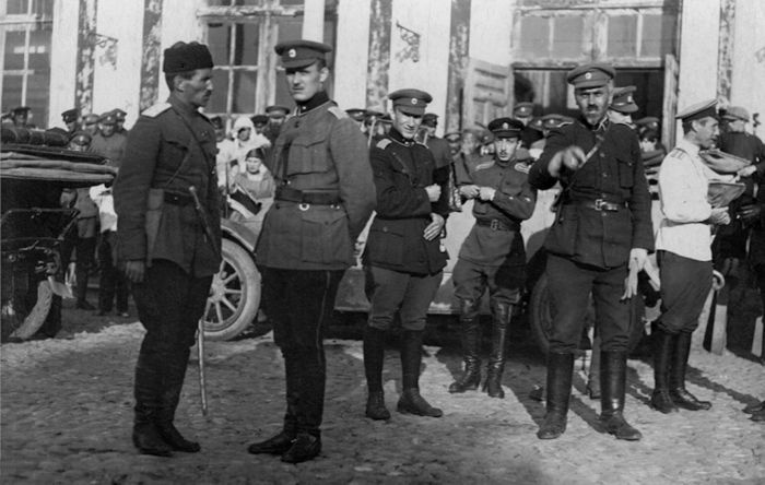 Три цвета знамени. Генералы и комиссары. 1914-1921 Три цвета знамени. Генералы и комиссары. 1914-1921