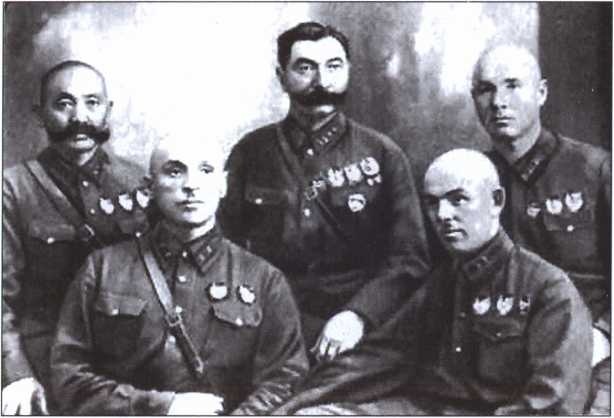Жизнь военный элиты. За фасадом благополучия. 1918-1953 гг. Жизнь военный элиты. За фасадом благополучия. 1918-1953 гг.