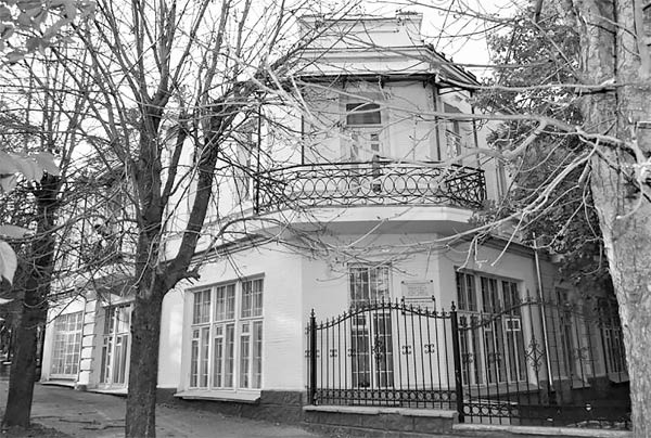 Госдачи Кавказских Минеральных Вод. Тайны создания и пребывания в них на отдыхе партийной верхушки и исполкома Коминтерна от Ленина до Хрущева Госдачи Кавказских Минеральных Вод. Тайны создания и пребывания в них на отдыхе партийной верхушки и исполкома Коминтерна от Ленина до Хрущева