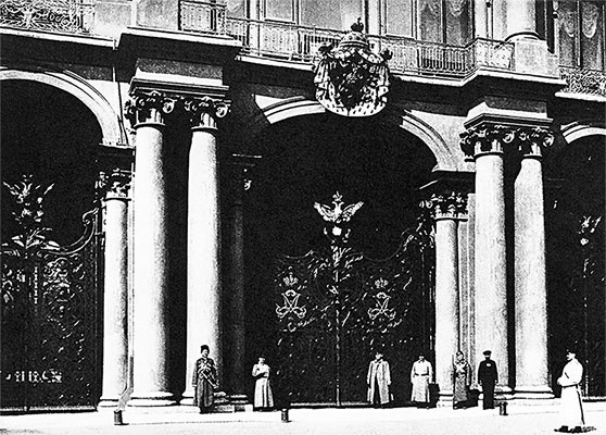 Люди Зимнего дворца. Монаршие особы, их фавориты и слуги