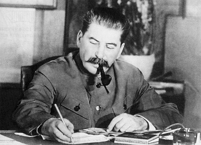 Иосиф Сталин в личинах и масках человека, вождя, ученого Иосиф Сталин в личинах и масках человека, вождя, ученого