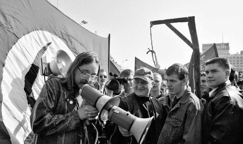 Она развалилась. Повседневная история СССР и России в 1985-1999 гг. Она развалилась. Повседневная история СССР и России в 1985-1999 гг.