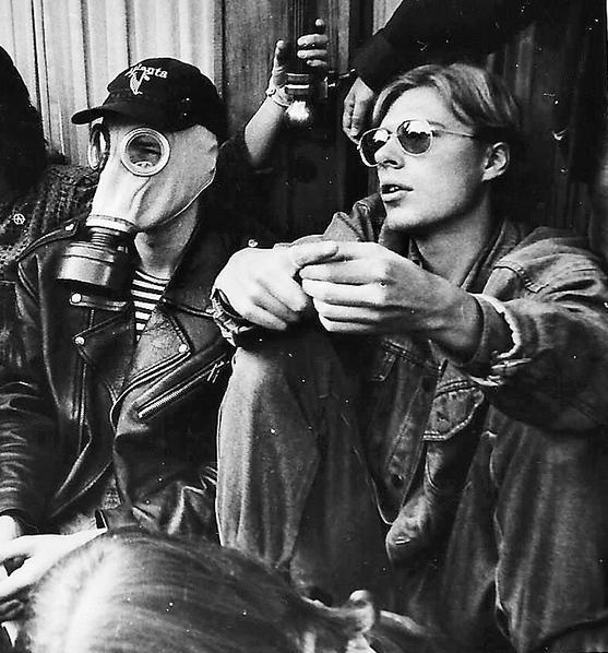 Она развалилась. Повседневная история СССР и России в 1985-1999 гг. Она развалилась. Повседневная история СССР и России в 1985-1999 гг.