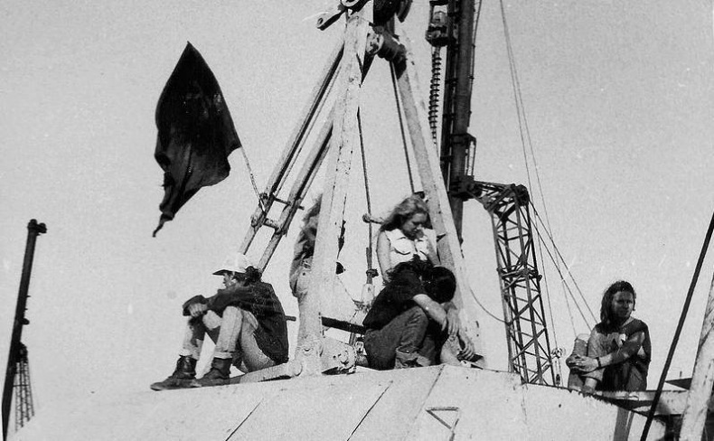 Она развалилась. Повседневная история СССР и России в 1985-1999 гг. Она развалилась. Повседневная история СССР и России в 1985-1999 гг.