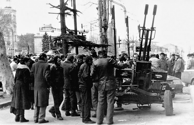 Она развалилась. Повседневная история СССР и России в 1985-1999 гг. Она развалилась. Повседневная история СССР и России в 1985-1999 гг.
