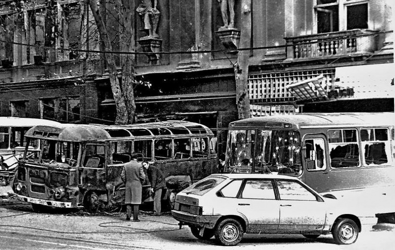 Она развалилась. Повседневная история СССР и России в 1985-1999 гг. Она развалилась. Повседневная история СССР и России в 1985-1999 гг.