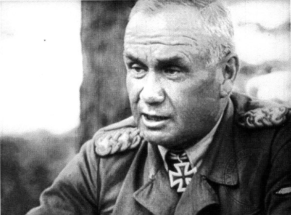 Его повесили на площади Победы Его повесили на площади Победы