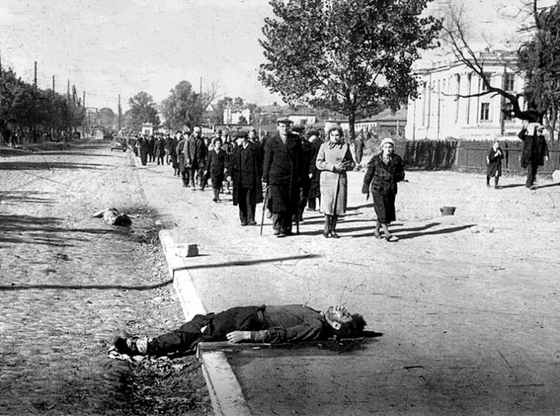 Его повесили на площади Победы Его повесили на площади Победы