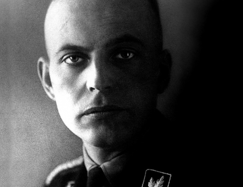 Его повесили на площади Победы Его повесили на площади Победы