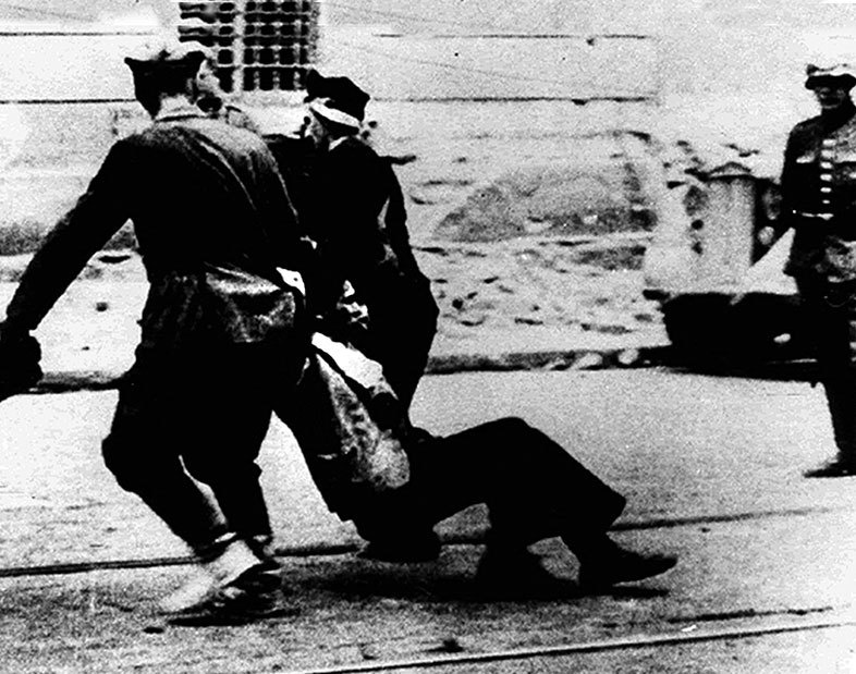 Его повесили на площади Победы Его повесили на площади Победы