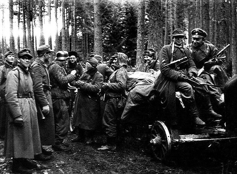 Его повесили на площади Победы Его повесили на площади Победы