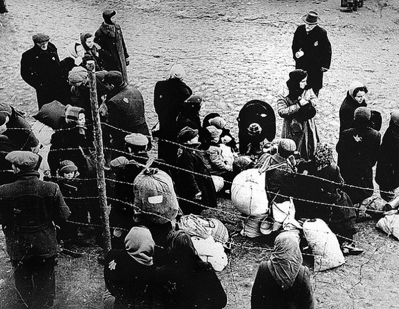 Его повесили на площади Победы Его повесили на площади Победы
