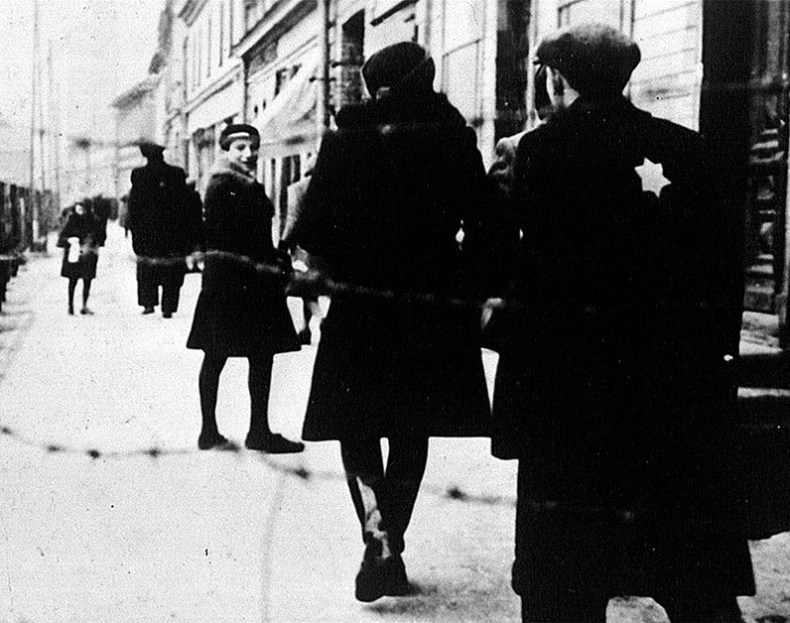 Его повесили на площади Победы Его повесили на площади Победы