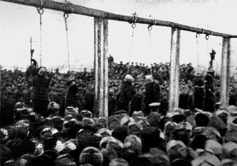Его повесили на площади Победы