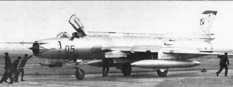Истребитель-бомбардировщик Су-17 Истребитель-бомбардировщик Су-17