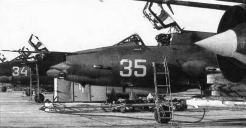 Истребитель-бомбардировщик Су-17 Истребитель-бомбардировщик Су-17