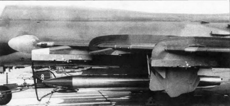 Истребитель-бомбардировщик Су-17 Истребитель-бомбардировщик Су-17
