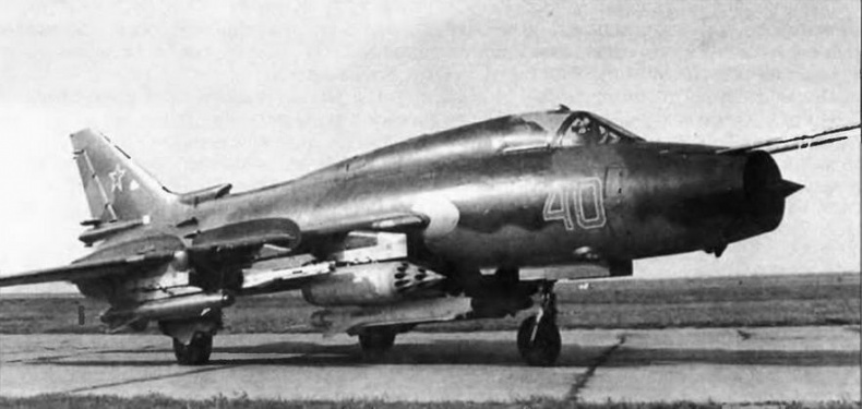 Истребитель-бомбардировщик Су-17 Истребитель-бомбардировщик Су-17