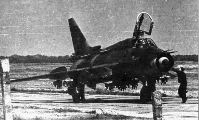 Истребитель-бомбардировщик Су-17 Истребитель-бомбардировщик Су-17