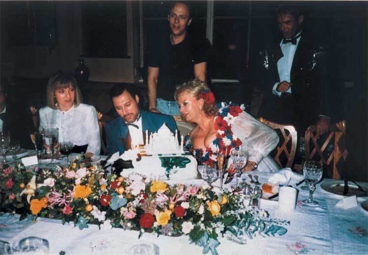Queen. Фредди Меркьюри. Биография Queen. Фредди Меркьюри. Биография